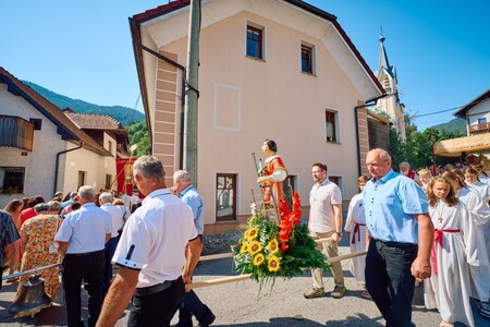 Procesija v čast sv. Lovrencu po središču Luč (foto Janez Kotar)
